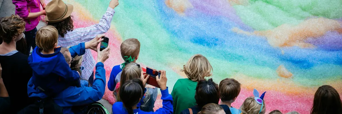 regenbogenfarbener Schaum mit Kindern am Rande
