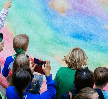 regenbogenfarbener Schaum mit Kindern am Rande