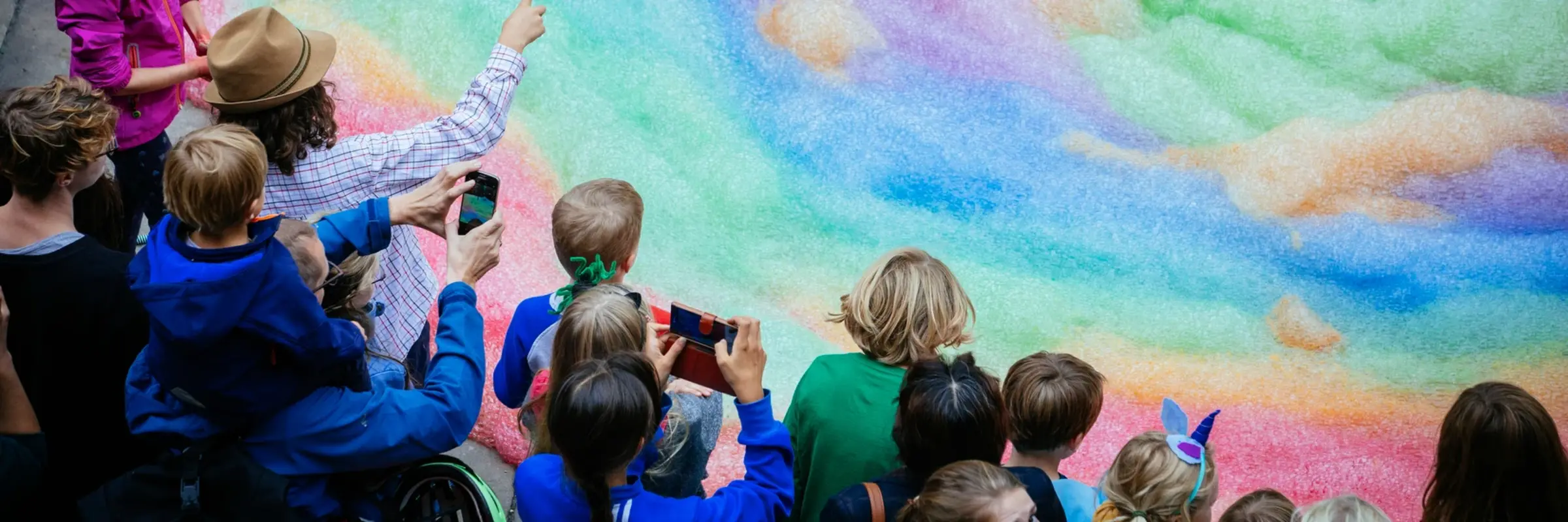 regenbogenfarbener Schaum mit Kindern am Rande