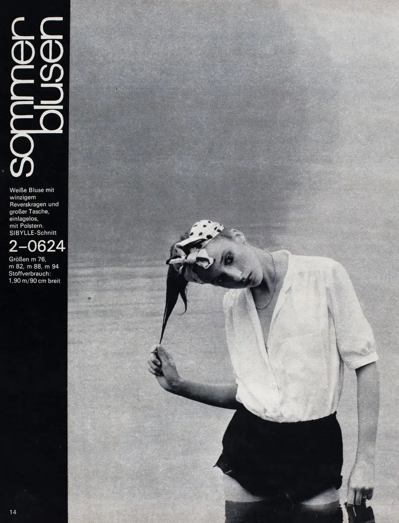 Ansicht einer Frau, die in Bluse und kurzer Hose im Wasser steht