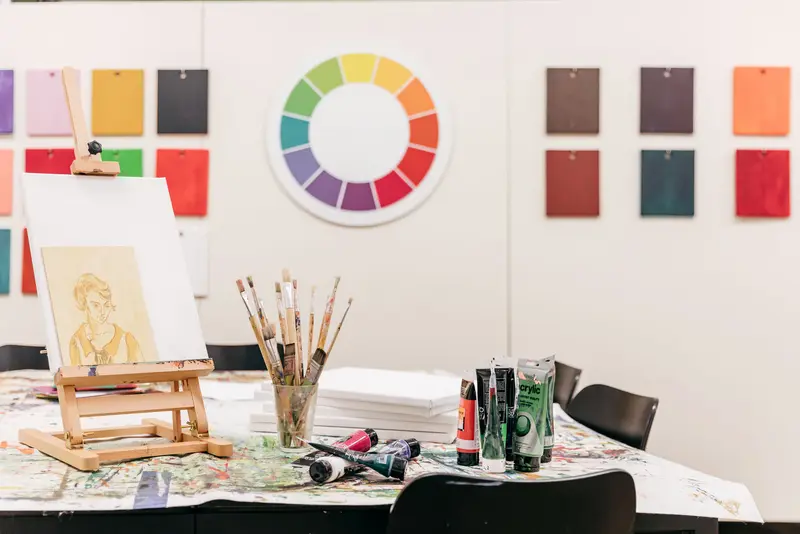 Ansicht einer Werkstatt mit einer Staffelei, Farben und Pinseln 