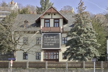 Außenansicht des Josef-Hegenbarth-Archiv mit Arbeiten des Künstlers Andreas Kempe zur Ausstellung "Waldgeheimnis" Haus mit Bäumen