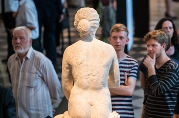 Besucher, die sich eine Skulptur anschauen