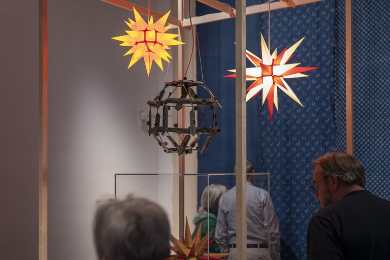 Menschen betrachten Ausstellungsobjekte