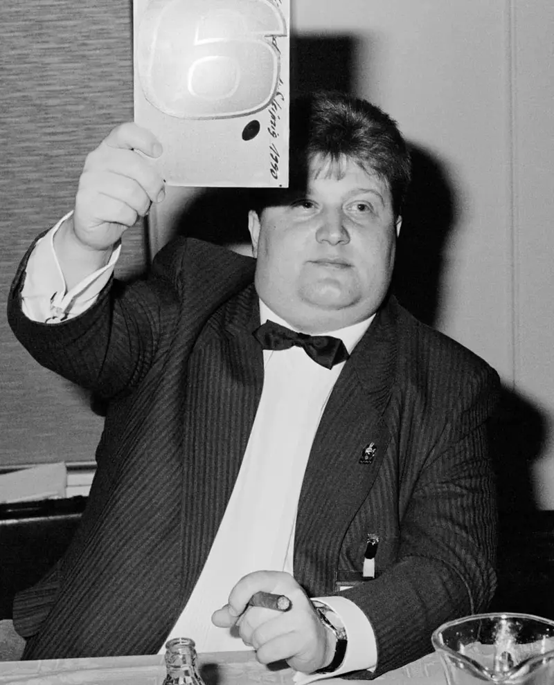 Schwarz-Weiß-Fotografie mit zwei Juroren einer Misswahl