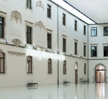 Lichthof des Albertinum (weite Halle mit vielen Fenstern)