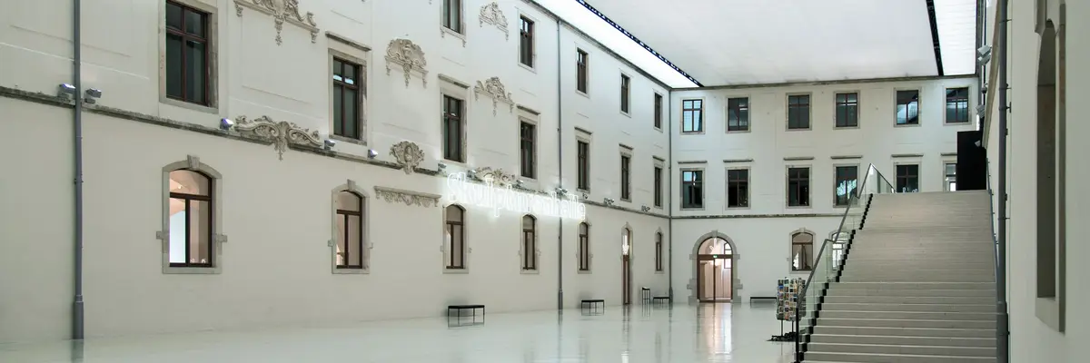 Lichthof des Albertinum (weite Halle mit vielen Fenstern)