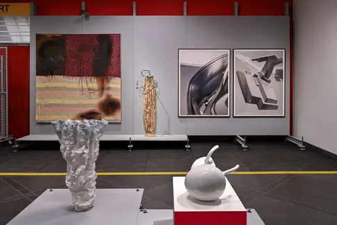 Ausstellungsraum mit Gemälden an der Wand