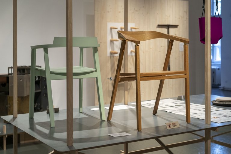 Ausstellungsarchitektur mit zwei Stühlen