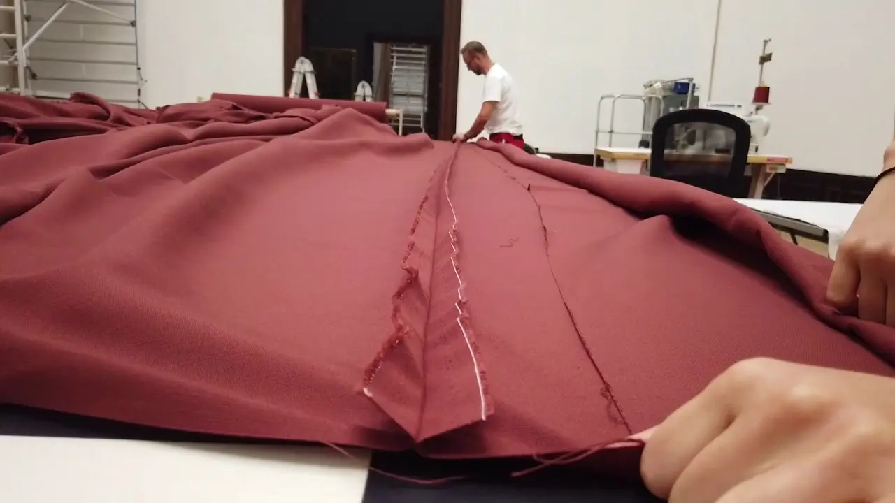 #Semperbau2020: Das Anbringen der Wandbespannung hinter der Sixtina