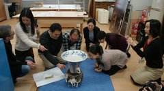 [Translate to English:] Nach dem Transport einer Vogelbauervase aus der Porzellansammlung Dresden im Tokyo National Research Institute for Cultural Properties TOBUNKEN durchgeführt. 