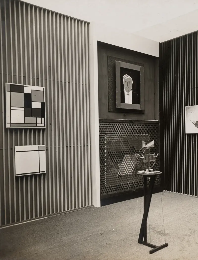 Eine alte Ausstellungsansicht mit kubistischen Bildern 