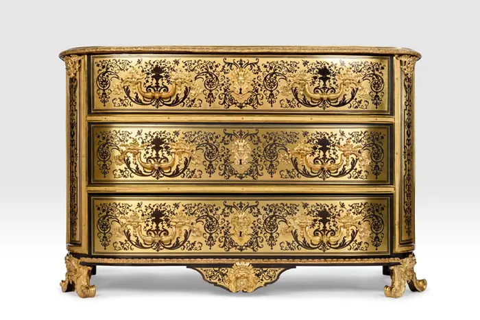 prunkvolle Kommode mit drei Schubladen und Goldelementen