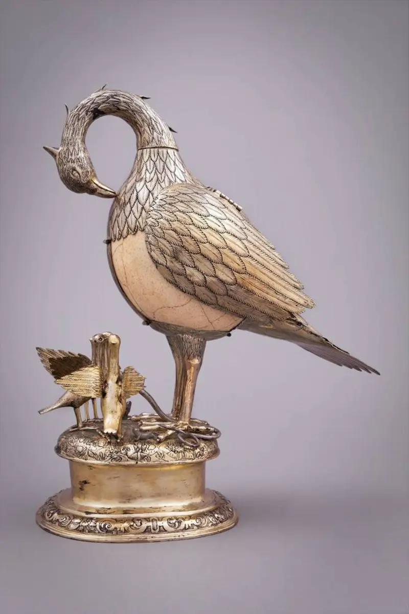 Große Pelikanfigur mit drei kleineren Vögeln