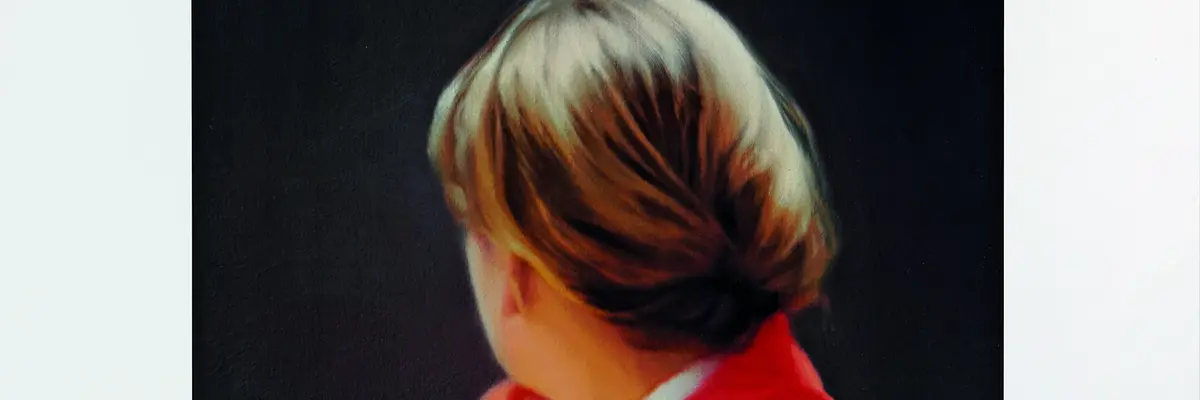 Foto einer Frau, die dem Betrachter ihren Hinterkopf zeigt