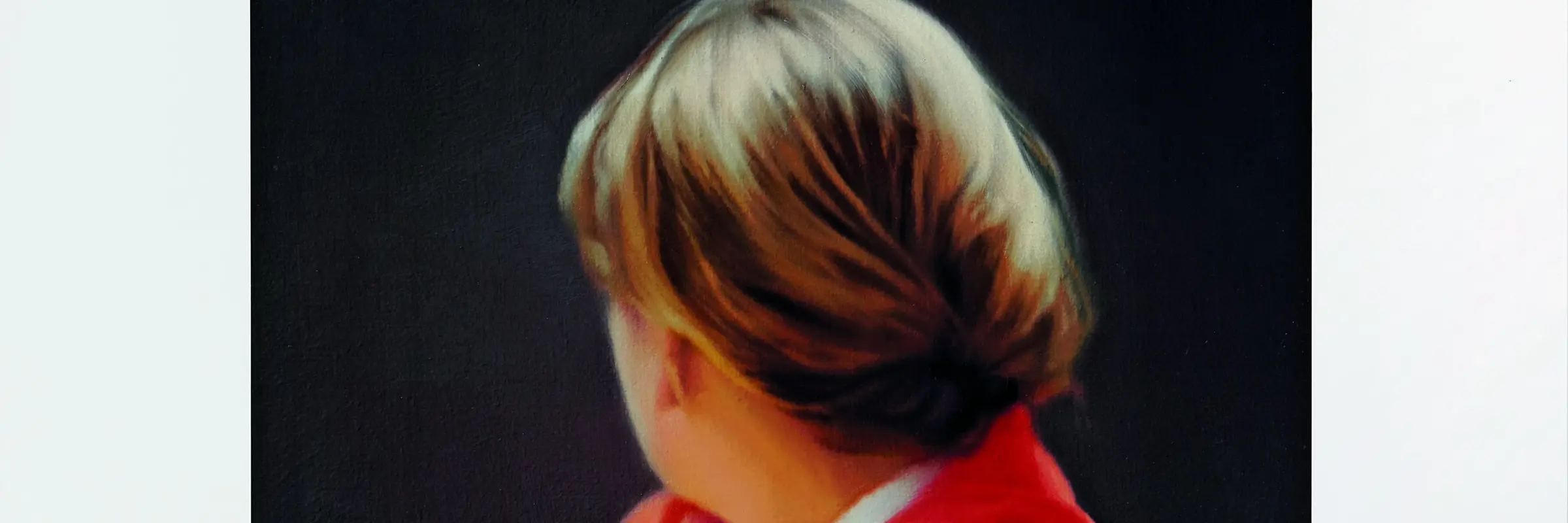 Foto einer Frau, die dem Betrachter ihren Hinterkopf zeigt