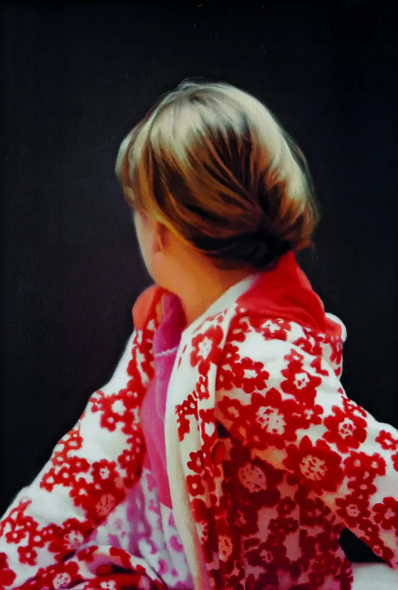 Foto einer Frau, die dem Betrachter ihren Hinterkopf zeigt