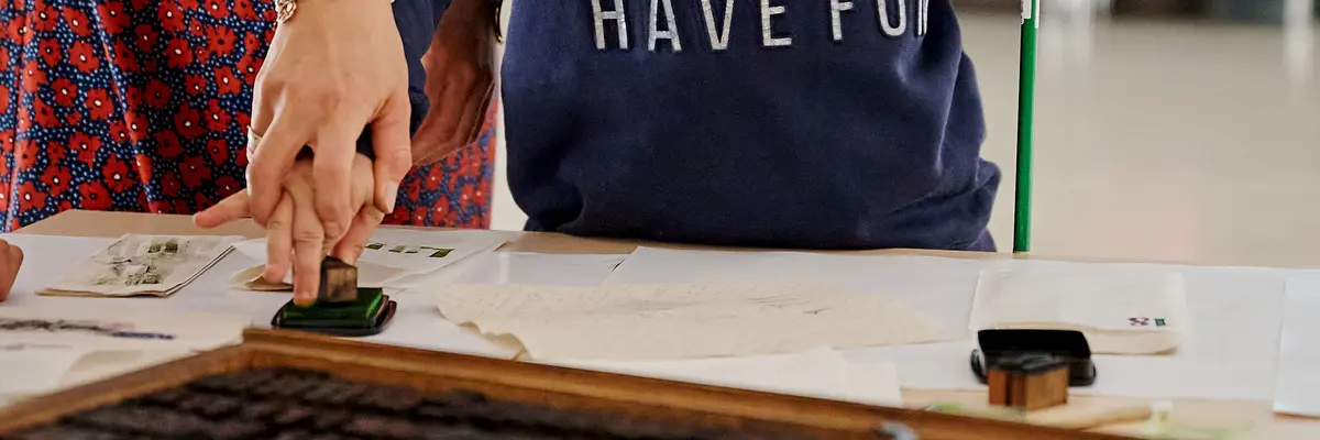 Kind mit einem Blindenstab und Stempeln