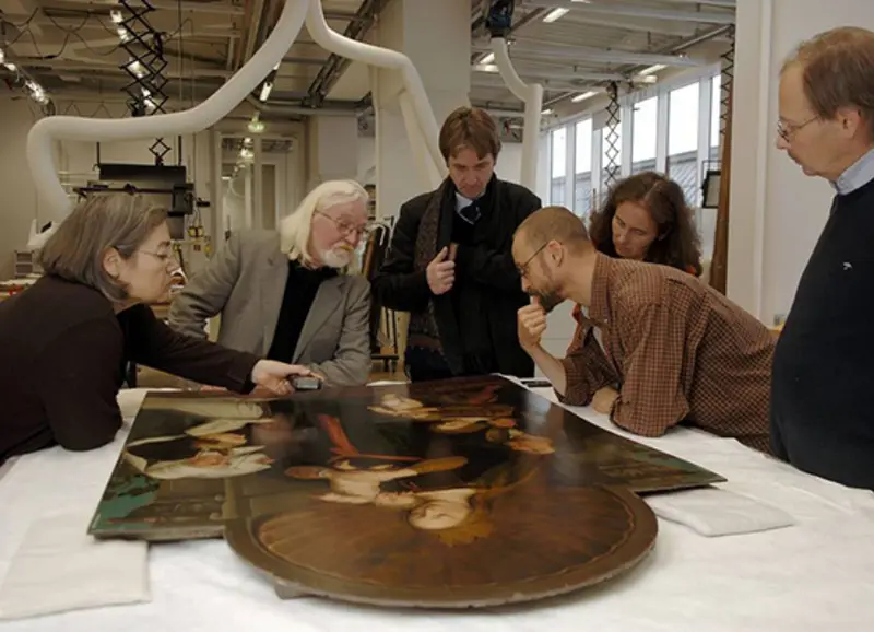 M. Giebe, R. Marchant, B. Maaz, U. Neidhardt, A. Börner, C. Schölzel (v.li.n.re.) vor dem Holztafelgemälde "Die Madonna des Basler Bürgermeisters Jakob Meyer zum Hasen", Bartholomäus Sarburgh nach Hans Holbein d. J.